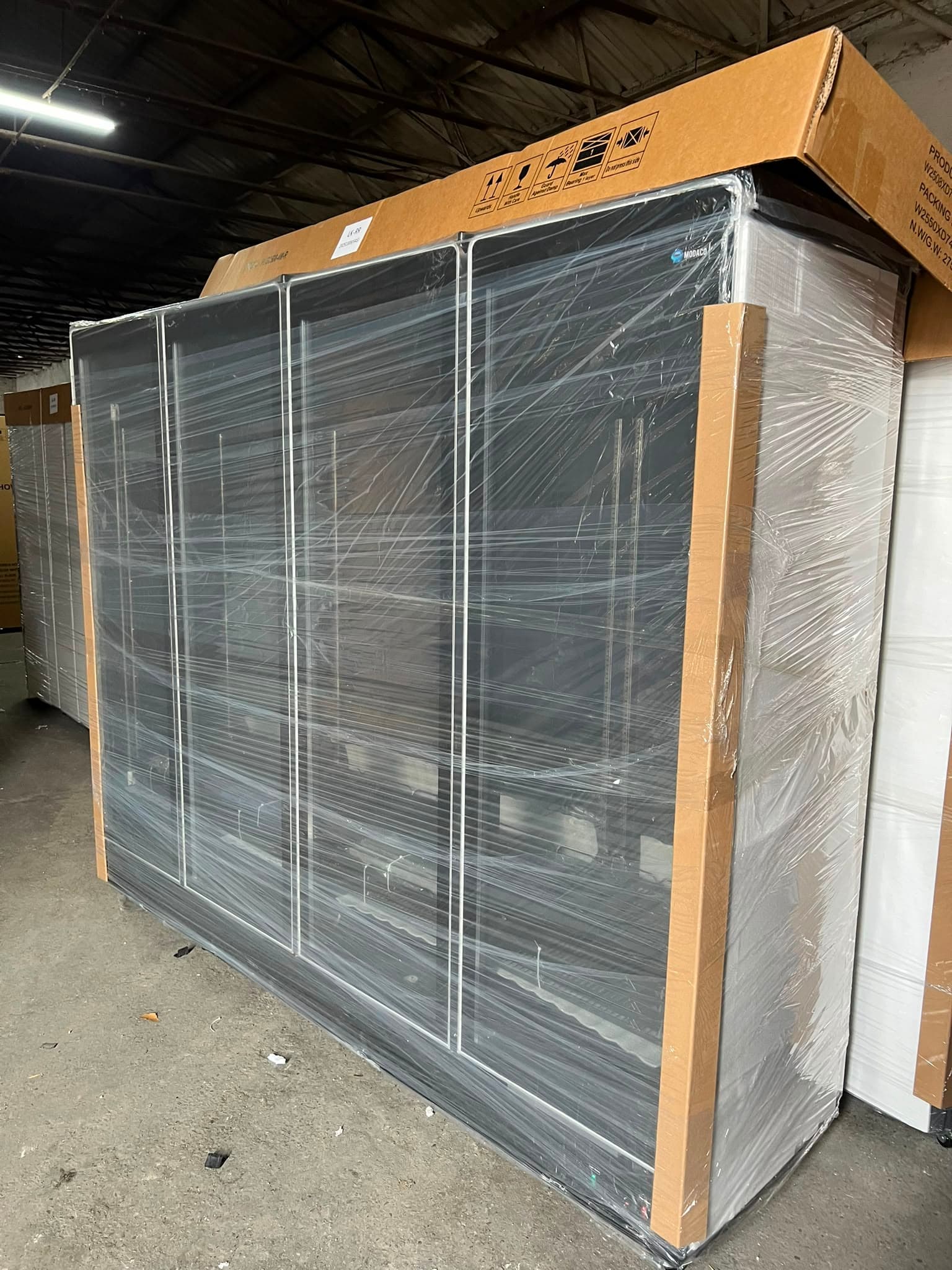 Vitrină frigorifică verticală 4 uși 2000L full black cu răcire ventilată și iluminare LED