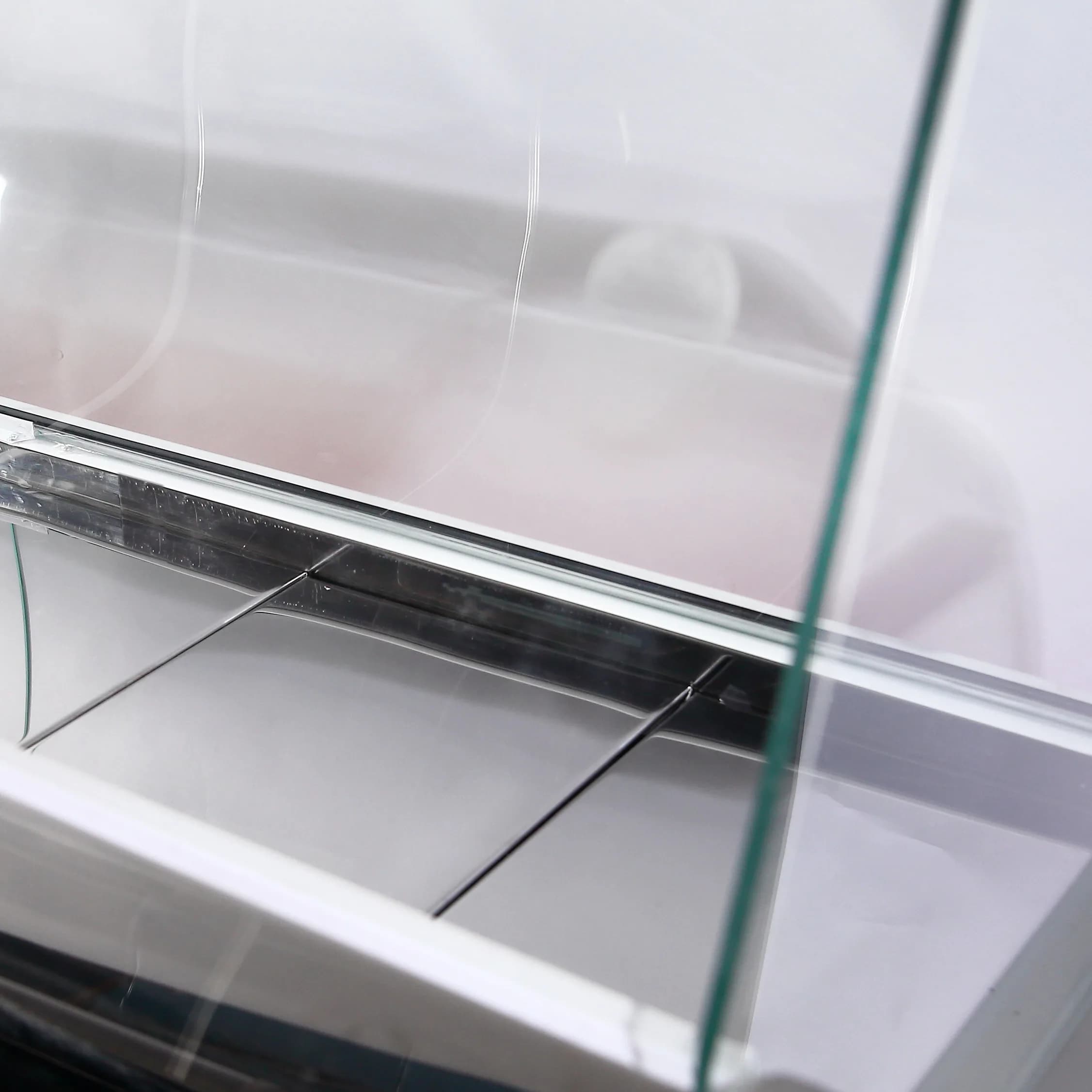 Interior din inox alimentar al unei vitrine