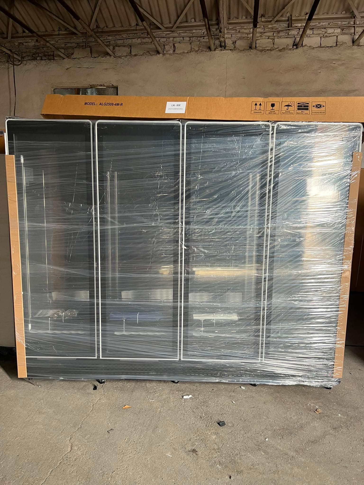 Vitrină frigorifică verticală 4 uși 2000L full black cu răcire ventilată și iluminare LED