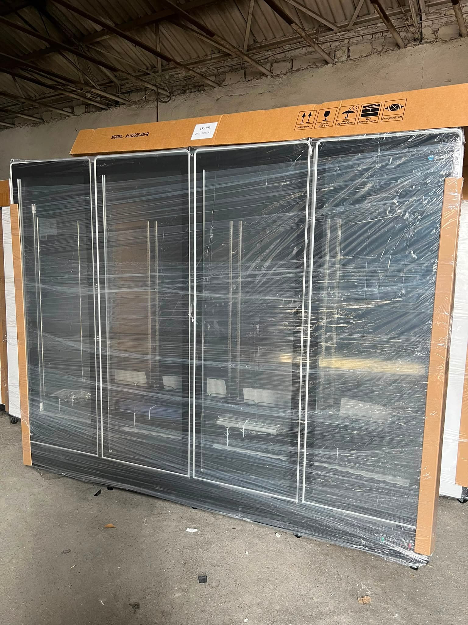 Vitrină frigorifică verticală 4 uși 2000L full black cu răcire ventilată și iluminare LED