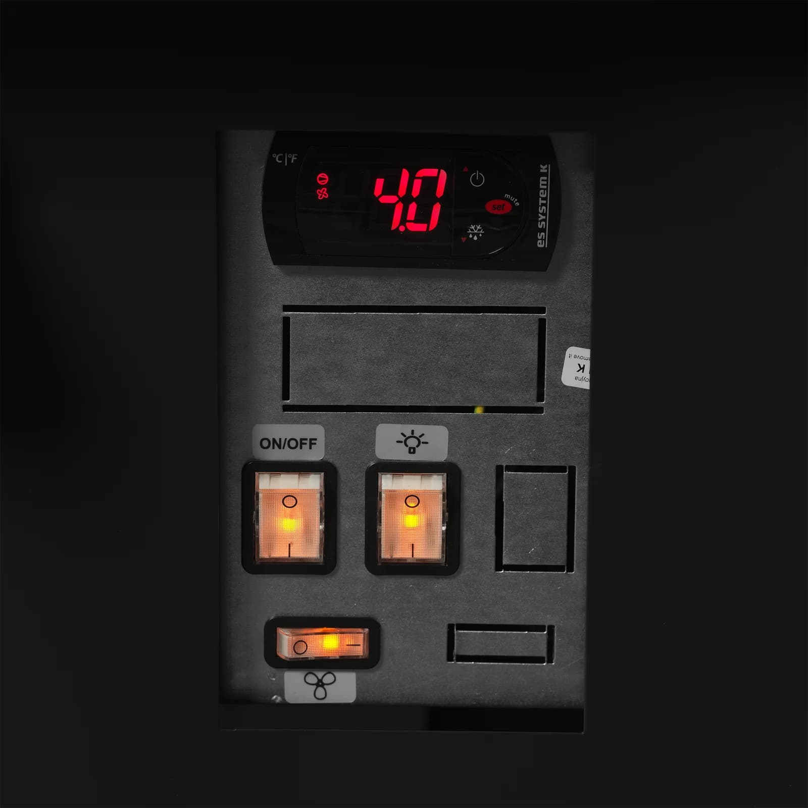 Vitrină frigorifică cu servire asistată TEFCOLD SOCB37582B, 947 l, neagră