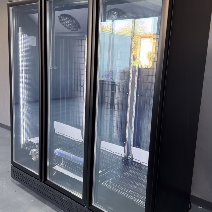 Congelator vertical cu 3 usi - 1800L, agregat intern, control digital
