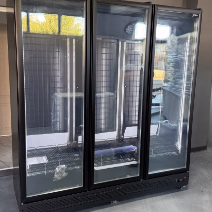 Congelator vertical cu 3 usi - 1800L, agregat extern, control digital