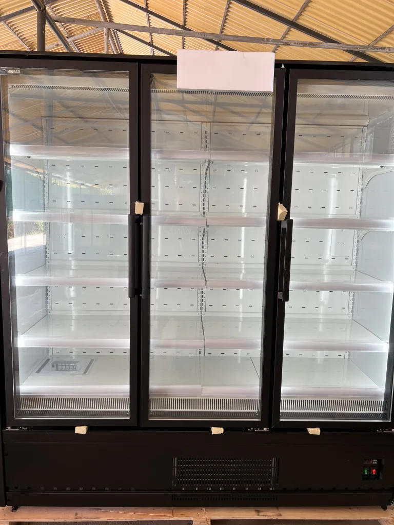 vitrina verticala de perete